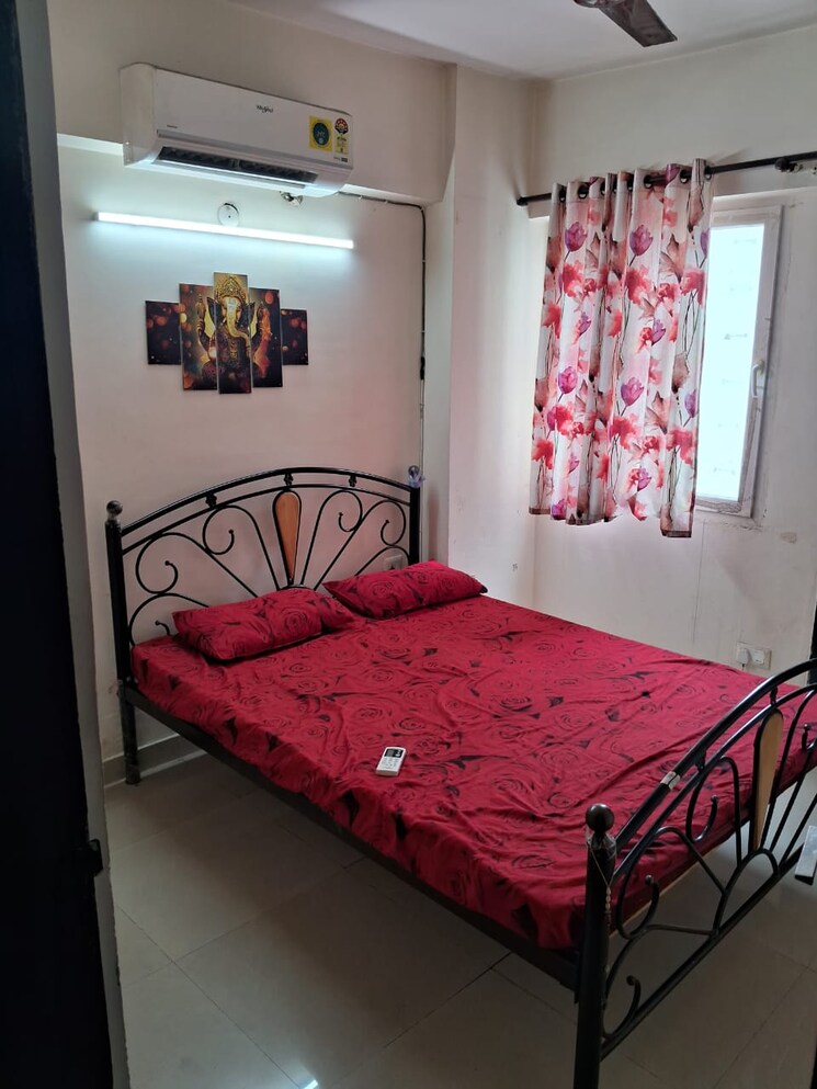 Bedroom, sethi-max-royal 2 Bedroom 895 Sq.Ft. Apartment In Sector 76 Noida 9132883