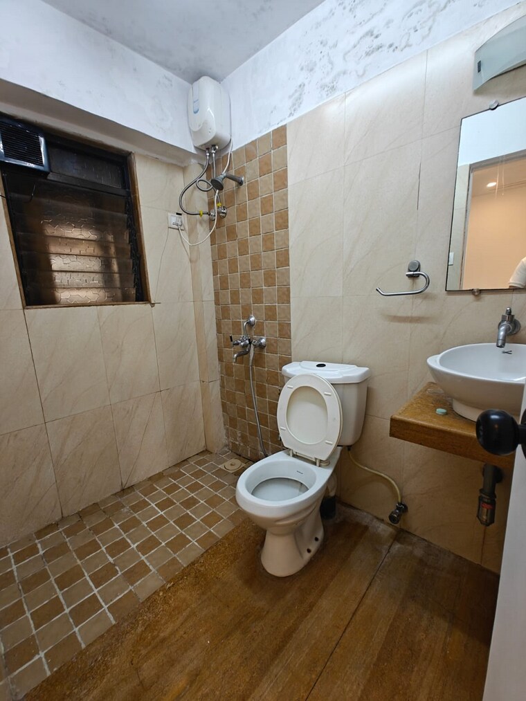 Bathroom, bandra west 2 Bedroom 750 Sq.Ft. Apartment In Bandra West Mumbai 9132891