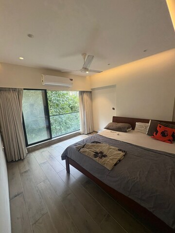 Bedroom in 2 BHK Apartment at Juhu – for Rent