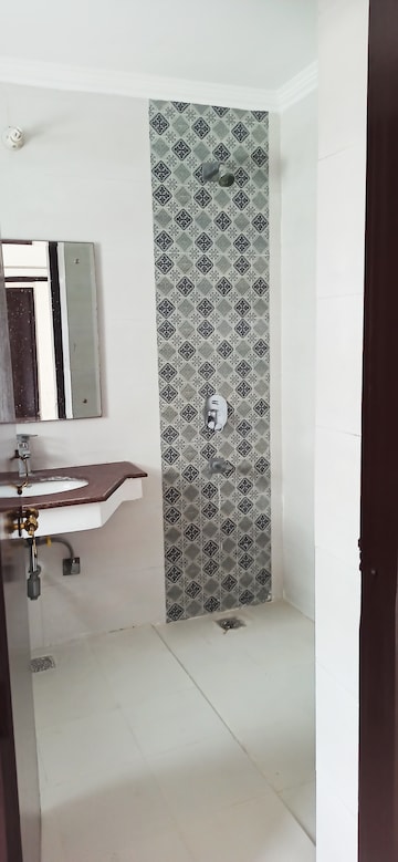 Furnished Amenities in 4 BHK Apartment at Abhinandan CGHS, Sector 51 – for Rent
