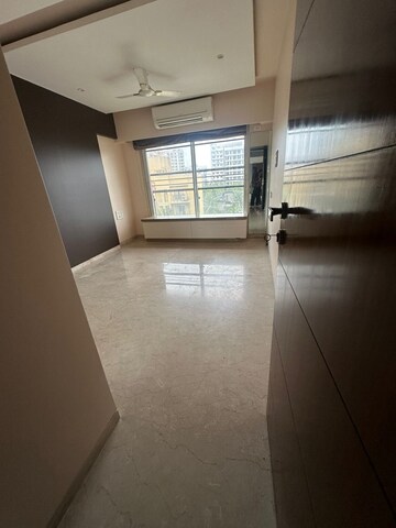 Room in 2 BHK Apartment at Khar West – for Rent
