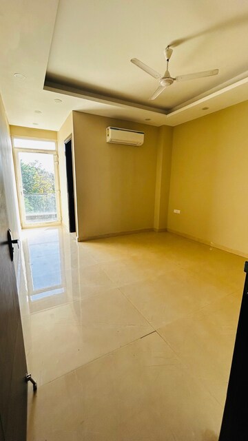 Room in 4 BHK Builder Floor at DLF Atria, Dlf Phase ii – for Rent