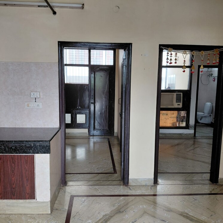 Room, sector 22b 2.5 Bedroom 1200 Sq.Ft. Villa In Sector 22b Gurgaon 9133037