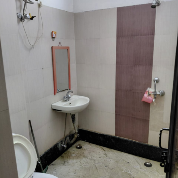 Bathroom in 2.5 BHK Villa at Sector 22b – for Rent