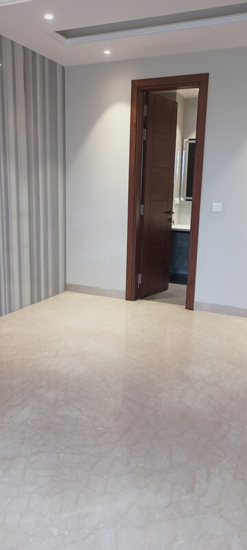 Room in 4 BHK Builder Floor at DLF City Phase IV, Dlf Phase iv – for Rent
