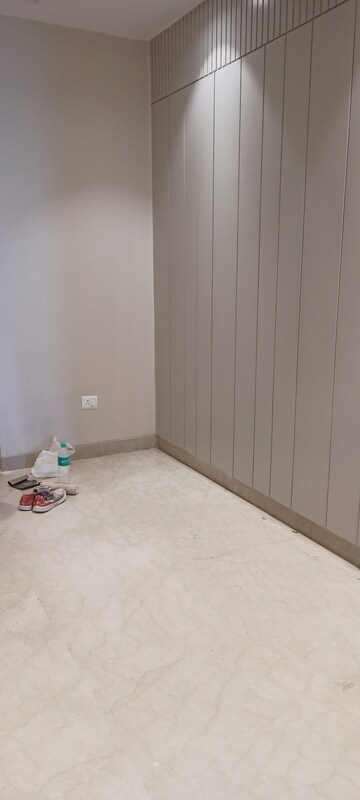Room in 4 BHK Builder Floor at DLF City Phase IV, Dlf Phase iv – for Rent