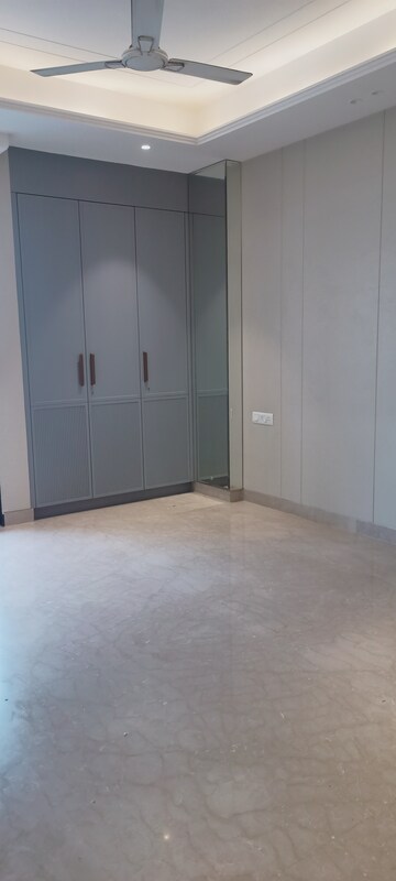 Room in 4 BHK Builder Floor at DLF City Phase IV, Dlf Phase iv – for Rent