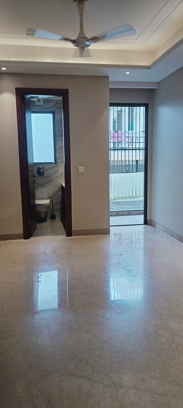 Room in 4 BHK Builder Floor at DLF City Phase IV, Dlf Phase iv – for Rent