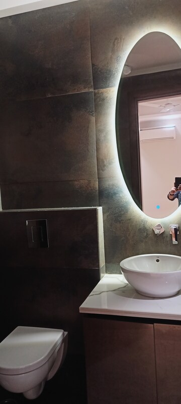 Bathroom in 4 BHK Builder Floor at DLF City Phase IV, Dlf Phase iv – for Rent