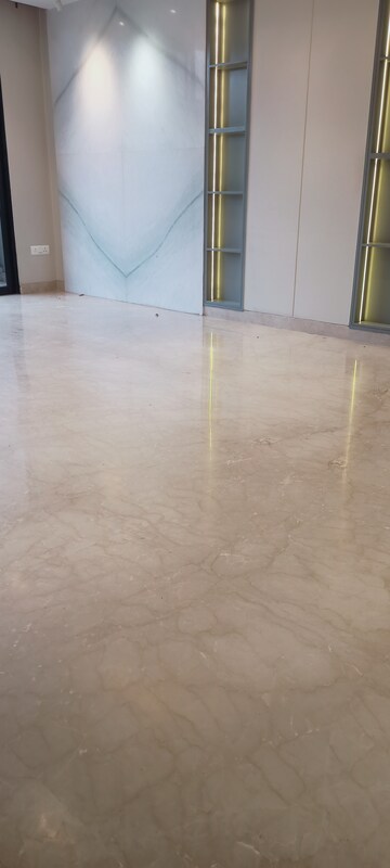 Room in 4 BHK Builder Floor at DLF City Phase IV, Dlf Phase iv – for Rent