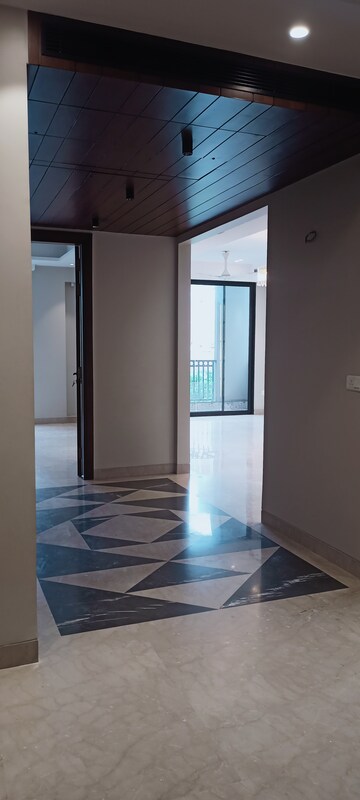 Room in 4 BHK Builder Floor at DLF City Phase IV, Dlf Phase iv – for Rent