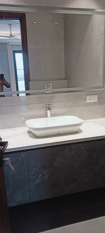 Bathroom in 4 BHK Builder Floor at DLF City Phase IV, Dlf Phase iv – for Rent