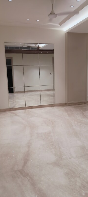 Room in 3.5 BHK Builder Floor at DLF City Phase IV, Dlf Phase iv – for Rent