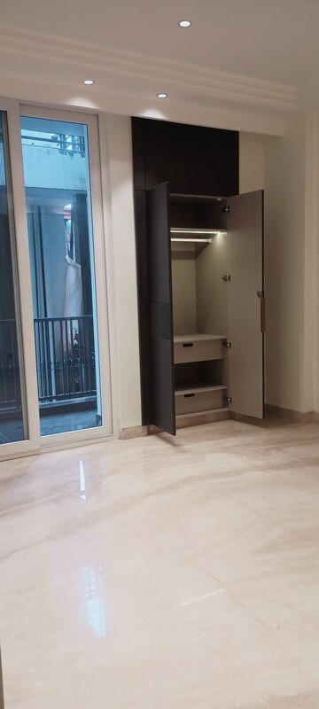 Room in 3.5 BHK Builder Floor at DLF City Phase IV, Dlf Phase iv – for Rent