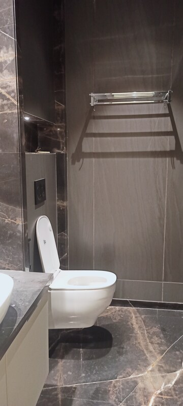 Bathroom in 3.5 BHK Builder Floor at DLF City Phase IV, Dlf Phase iv – for Rent