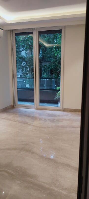 Room in 3.5 BHK Builder Floor at DLF City Phase IV, Dlf Phase iv – for Rent
