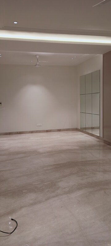 Room in 3.5 BHK Builder Floor at DLF City Phase IV, Dlf Phase iv – for Rent