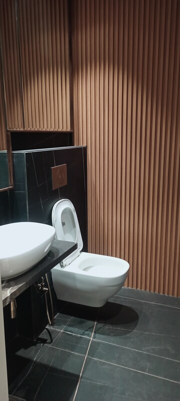 Bathroom in 3.5 BHK Builder Floor at DLF City Phase IV, Dlf Phase iv – for Rent
