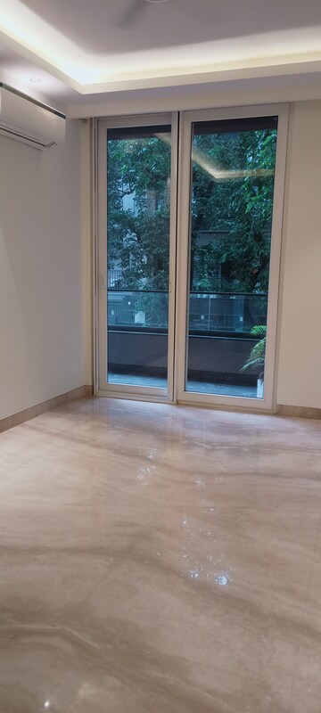 Room in 3.5 BHK Builder Floor at DLF City Phase IV, Dlf Phase iv – for Rent
