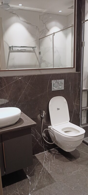 Bathroom in 3.5 BHK Builder Floor at DLF City Phase IV, Dlf Phase iv – for Rent