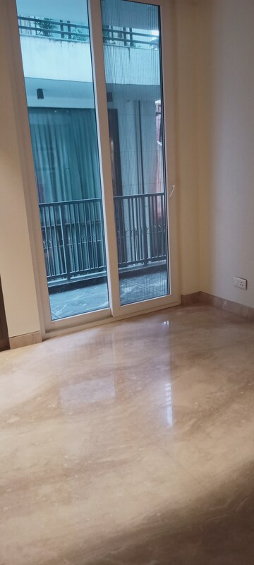 Room in 3.5 BHK Builder Floor at DLF City Phase IV, Dlf Phase iv – for Rent