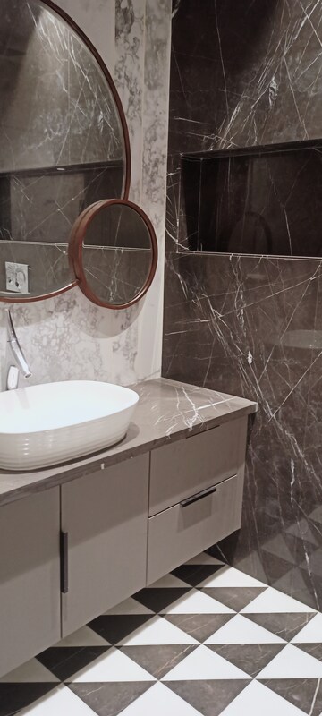 Bathroom in 3.5 BHK Builder Floor at DLF City Phase IV, Dlf Phase iv – for Rent