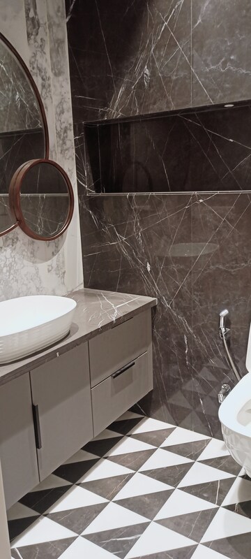 Bathroom in 3.5 BHK Builder Floor at DLF City Phase IV, Dlf Phase iv – for Rent