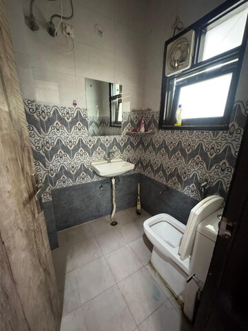 Bathroom in 2 BHK Builder Floor at DLF City Gurgaon, Sector 27 – for Rent