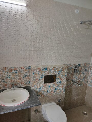 Bathroom in 2 BHK Builder Floor at DLF City Gurgaon, Sector 27 – for Rent