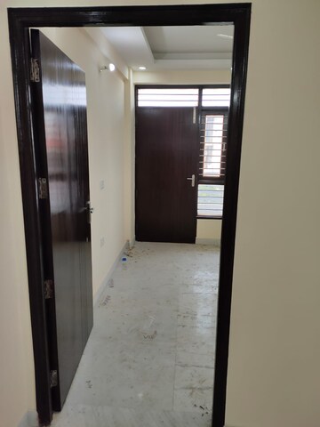 Building Lobby in 2 BHK Builder Floor at DLF City Gurgaon, Sector 27 – for Rent