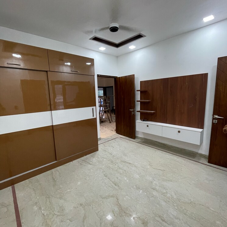 Room, sector 21a 5 Bedroom 500 Sq.Yd. Builder Floor In Sector 21a Faridabad 9133106