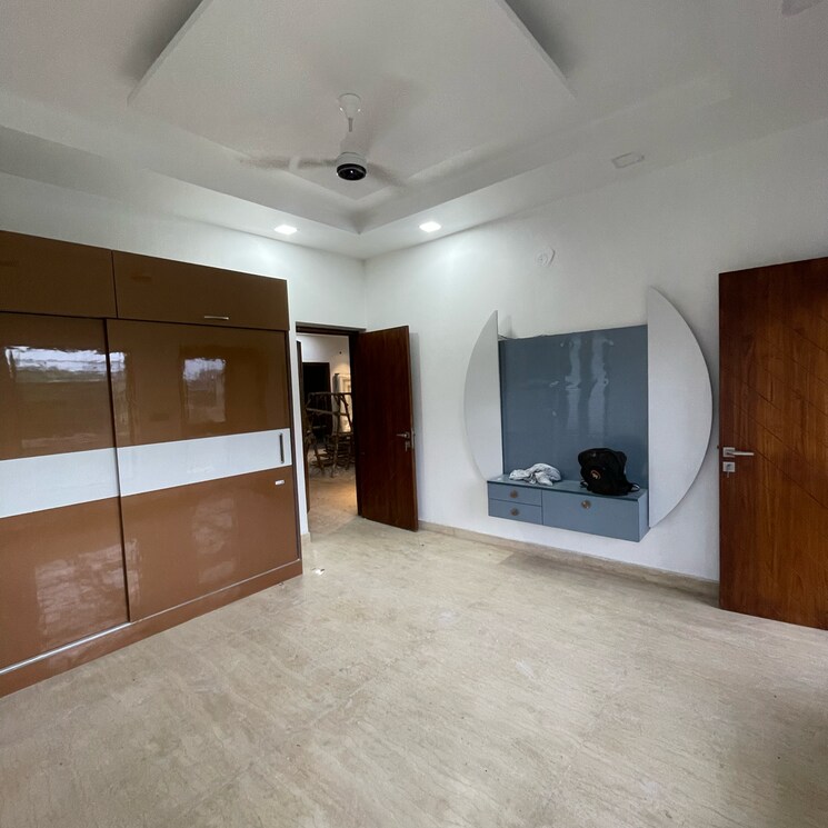 Room, sector 21a 5 Bedroom 500 Sq.Yd. Builder Floor In Sector 21a Faridabad 9133106