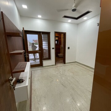 Room in 5 BHK Builder Floor at Sector 21a – for Sale