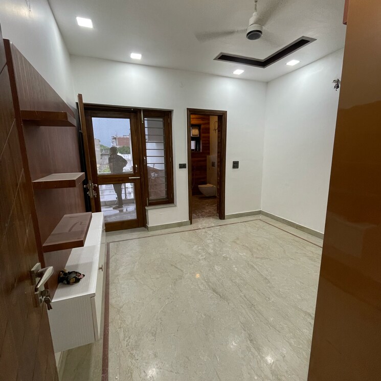 Room, sector 21a 5 Bedroom 500 Sq.Yd. Builder Floor In Sector 21a Faridabad 9133106