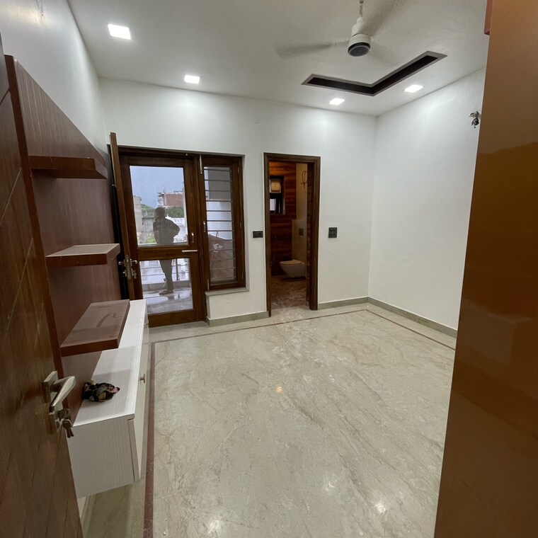 Room, sector 21a 5 Bedroom 500 Sq.Yd. Builder Floor In Sector 21a Faridabad 9133106