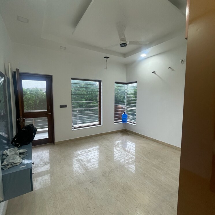 Room, sector 21a 5 Bedroom 500 Sq.Yd. Builder Floor In Sector 21a Faridabad 9133106