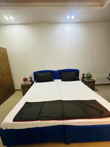 Bedroom in 3 BHK Builder Floor at Ameya One, Sector 42 – for Rent