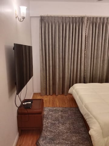Team Area in 4 BHK Apartment at DLF The Crest, Sector 54 – for Rent
