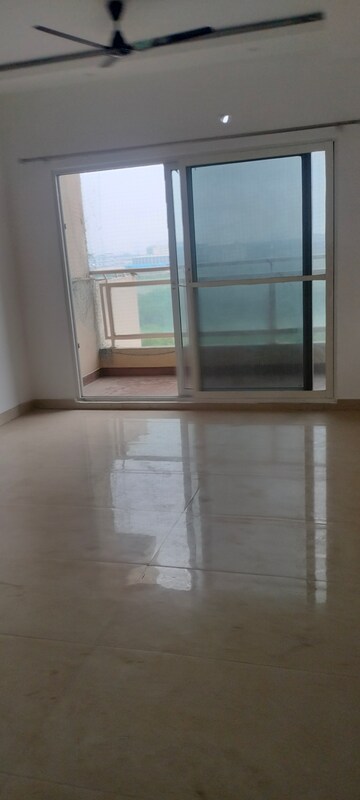 Room in 3 BHK Apartment at Elite Golf Green, Sector 79 – for Rent