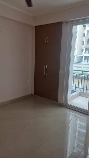 Room in 2 BHK Apartment at Amrapali Golf Homes, Sector 4 Greater Noida – for Rent