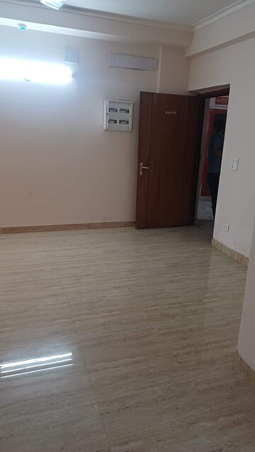 Room in 2 BHK Apartment at Amrapali Golf Homes, Sector 4 Greater Noida – for Rent