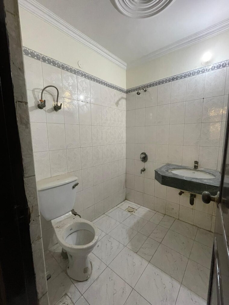 Bathroom, sector 50 3.5 Bedroom 1705 Sq.Ft. Apartment In Sector 50 Noida 9133589