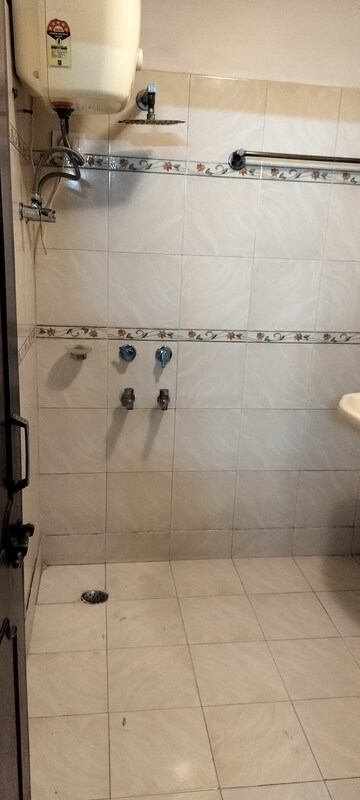 Bathroom in 4 BHK Apartment at Amrapali Exotica, Sector 50 – for Rent