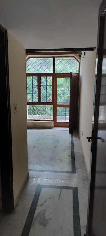 Room in 3 BHK Independent House at RWA Apartments Sector 40, Sector 40 – for Rent