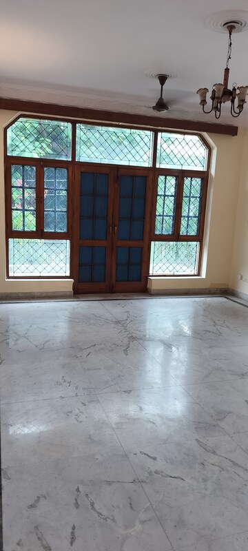 Room in 3 BHK Independent House at RWA Apartments Sector 40, Sector 40 – for Rent