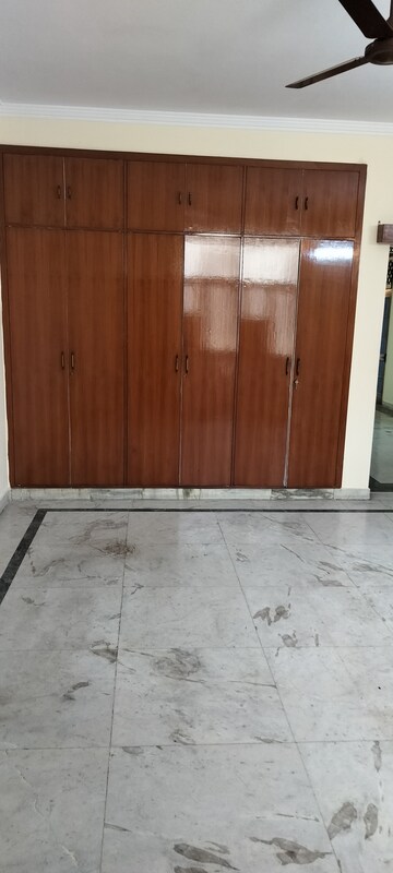 Room in 3 BHK Independent House at RWA Apartments Sector 40, Sector 40 – for Rent
