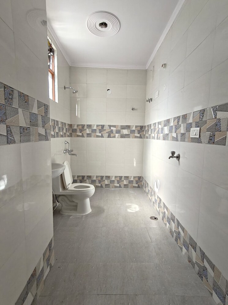 Bathroom, sector 40 3 Bedroom 2341 Sq.Ft. Builder Floor In Sector 40 Gurgaon 9133611