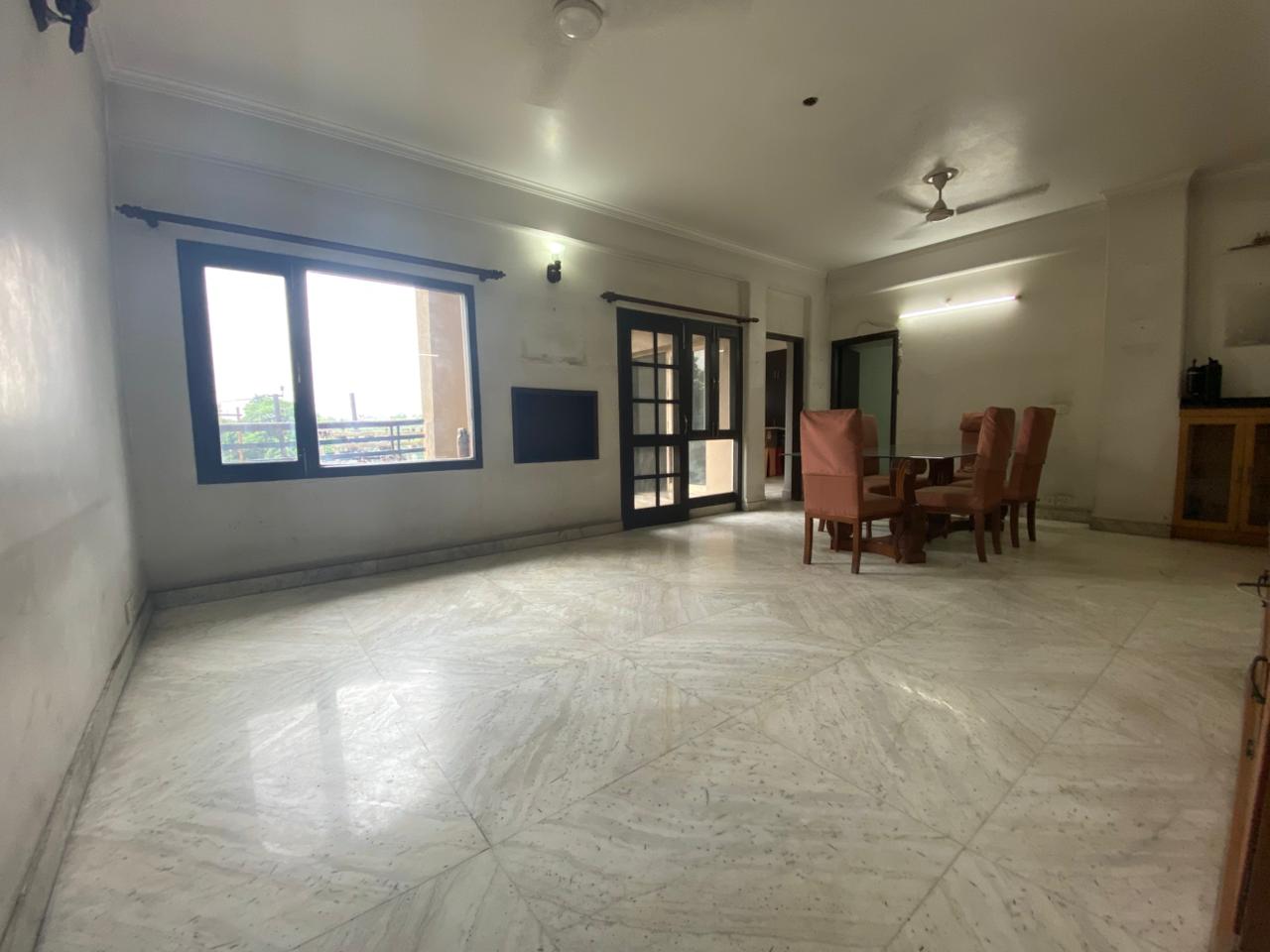 3.5 BHK + Servant Room 1750 Sq.Mt. Apartment in The Crescent