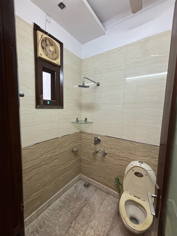 Bathroom, janakpuri 3.5 Bedroom 1800 Sq.Ft. Builder Floor In Janakpuri Delhi 9133661