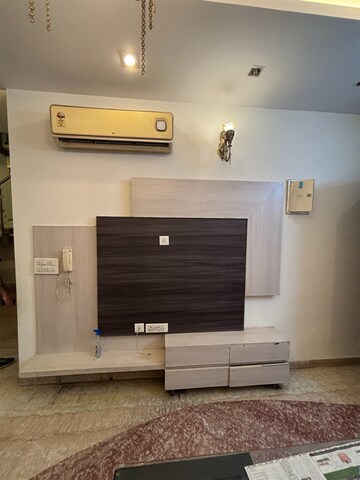 Furnished Amenities in 3.5 BHK Builder Floor at Janakpuri – for Rent